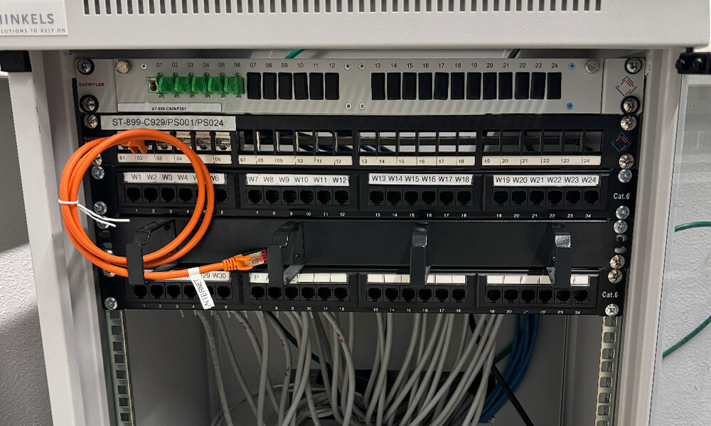 Professionele aanleg van netwerkbekabeling in een bedrijfsomgeving