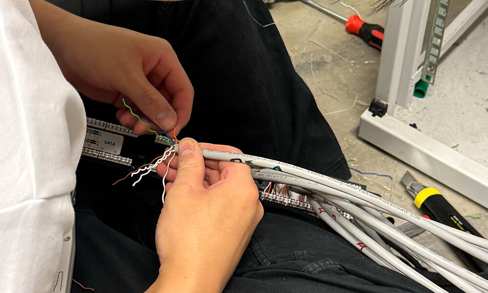 Databekabeling voor bedrijven door Twilinq in een technische ruimte