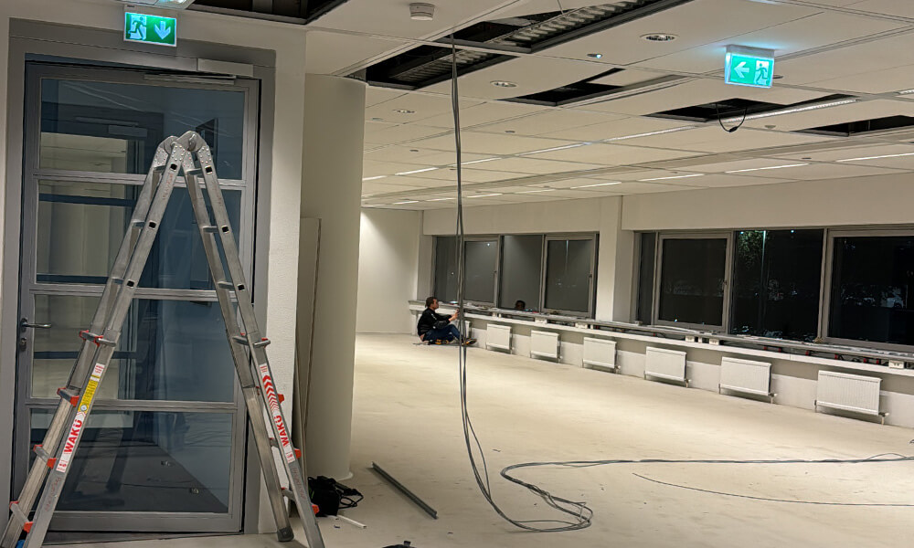 Netjes aangelegde netwerkbekabeling met patchkasten en labeling